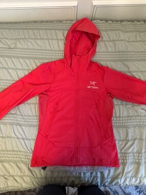 Arc’teryx Women’s Pink Lightweight Hooded Windbreaker Jacket | XS